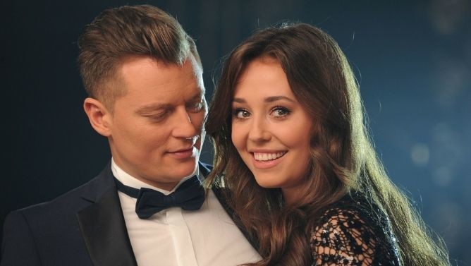 Rafał Brzozowski patrzy na Izabellę Krzan