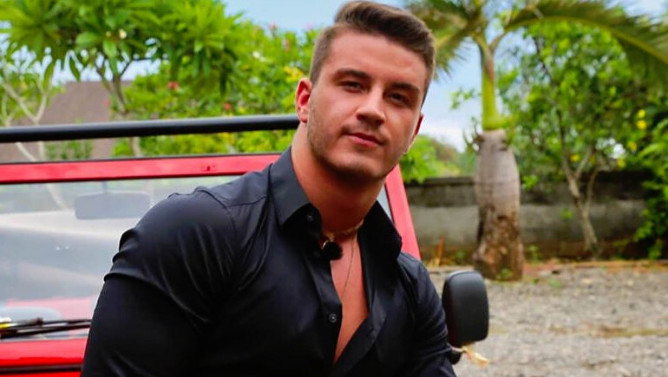 Adam z "Hotelu Paradise" w czarnej koszuli