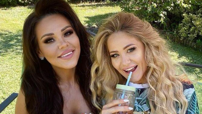 Sylwia Bomba i Ewa Mrozowska na planie Gogglebox. Przed telewizorem