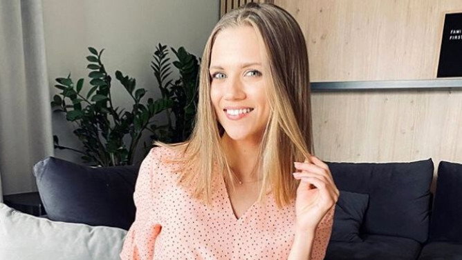 Agnieszka Kaczorowska w pomarańczowej sukience