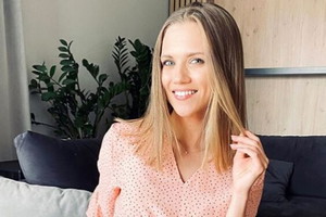 Agnieszka Kaczorowska w pomarańczowej sukience