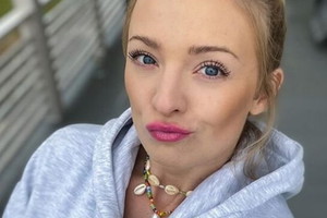 Barbara Kurdej-Szatan w szarej bluzie