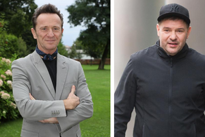 Paweł Wilczak w szarej marynarce, Tomasz Karolak w czarnej kurtce