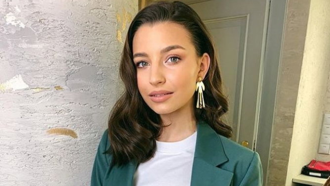 Julia Wieniawa w zielonej marynarce