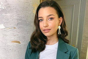 Julia Wieniawa w zielonej marynarce
