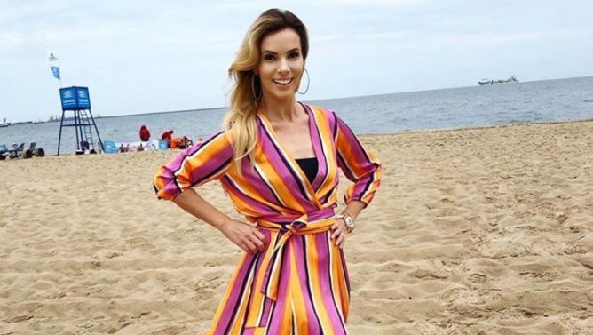 Izabela Janachowska w kolorowej sukni na plaży
