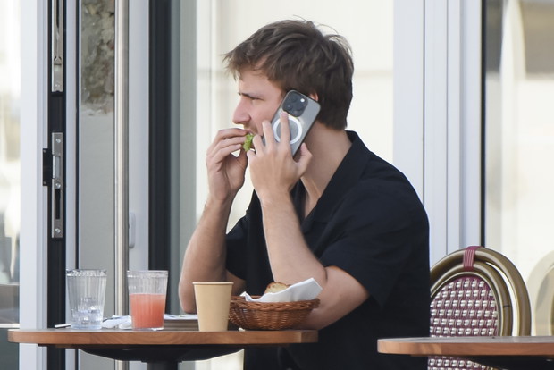 Maciej Musiał w restauracji