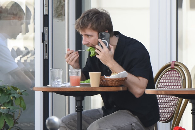 Maciej Musiał w restauracji