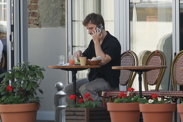Maciej Musiał w restauracji