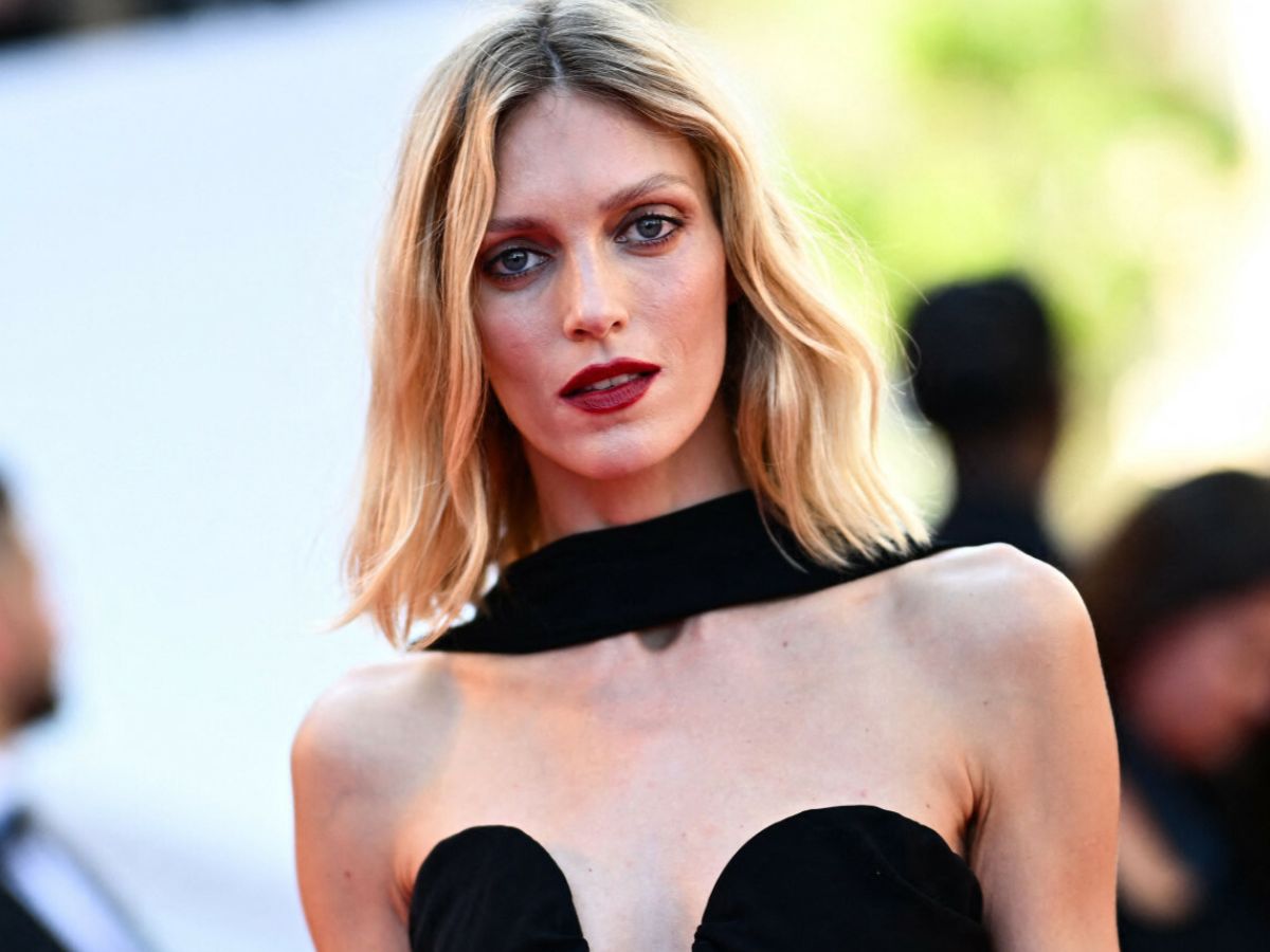 Anja Rubik w czarnej sukni w Cannes