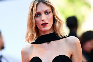 Anja Rubik w czarnej sukni w Cannes