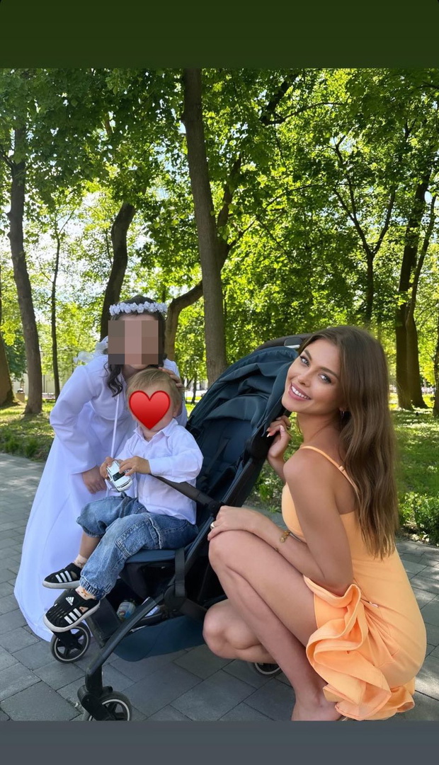 Joanna Opozda na komunii chrześnicy