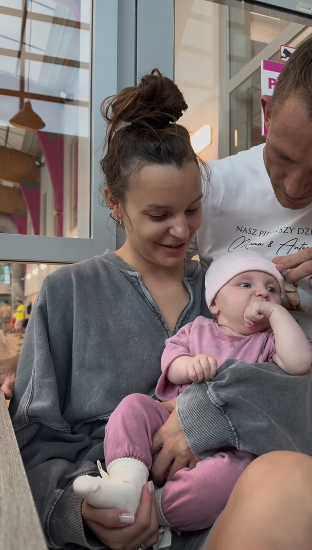 Jakub i Paulina Rzeźniczakowie z córką