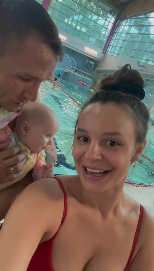 Jakub i Paulina Rzeźniczakowie z córką