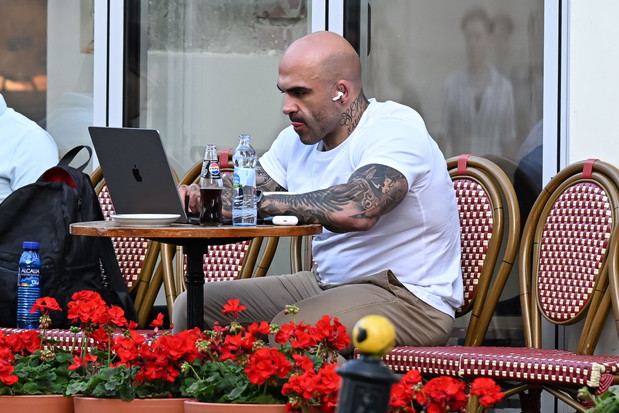 Zamyślony Akop Szostak w restauracji