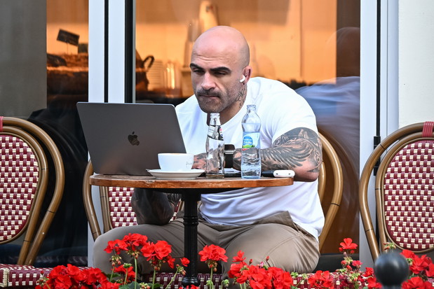 Zamyślony Akop Szostak w restauracji