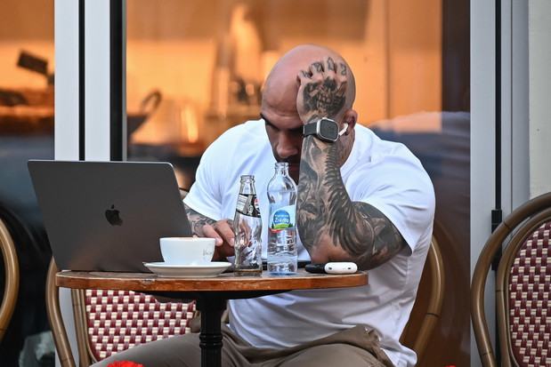 Zamyślony Akop Szostak w restauracji