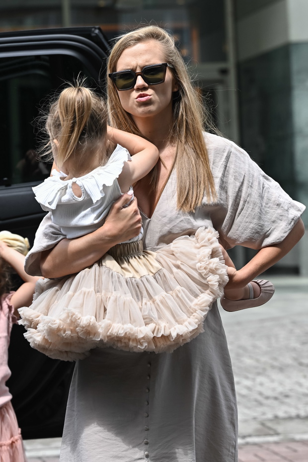 Agnieszka Kaczorowska z córkami