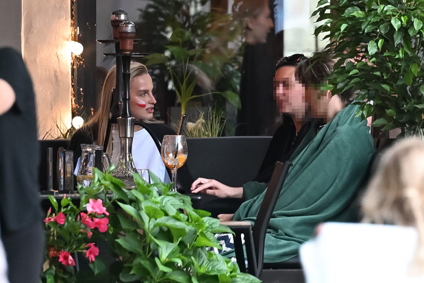 Karolina Pisarek w biało-czerwonej stylizacji przyłapana na mieście