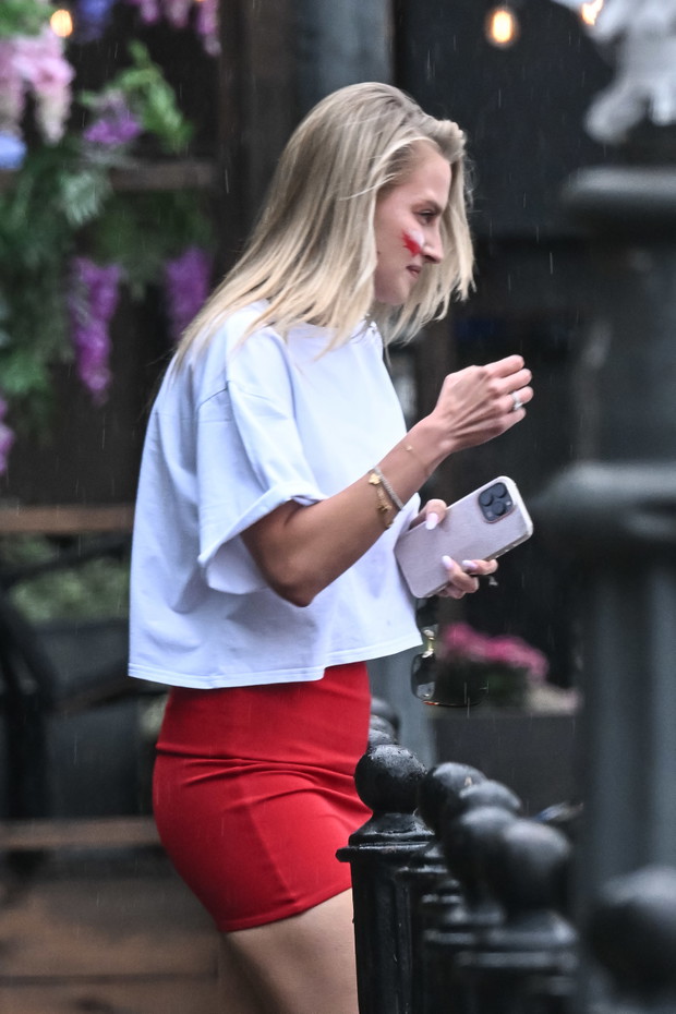 Karolina Pisarek w biało-czerwonej stylizacji przyłapana na mieście