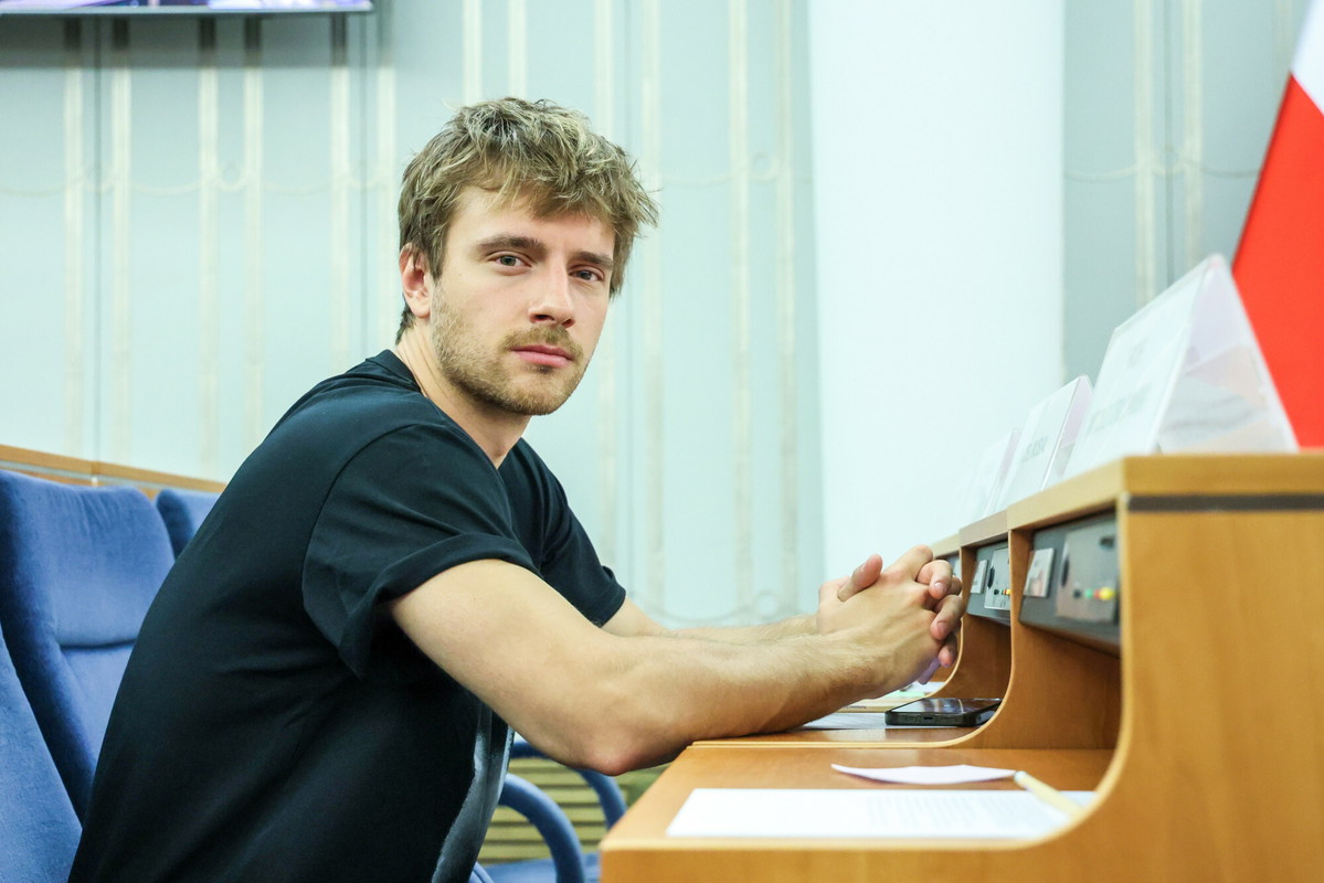 Maciej Musiał bez koszulki
