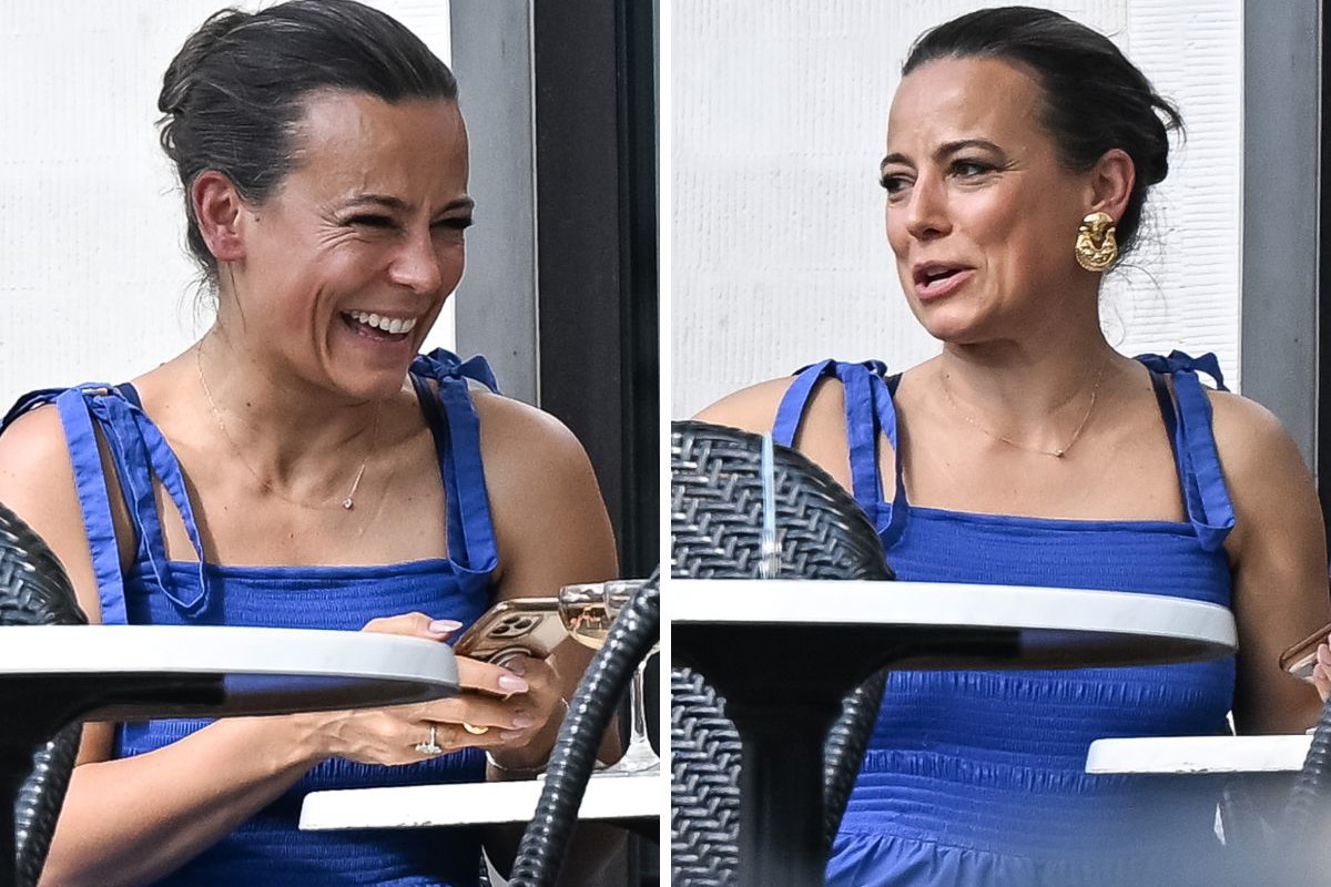 Anna Mucha w świetnym humorze na spotkaniu ze znajomym