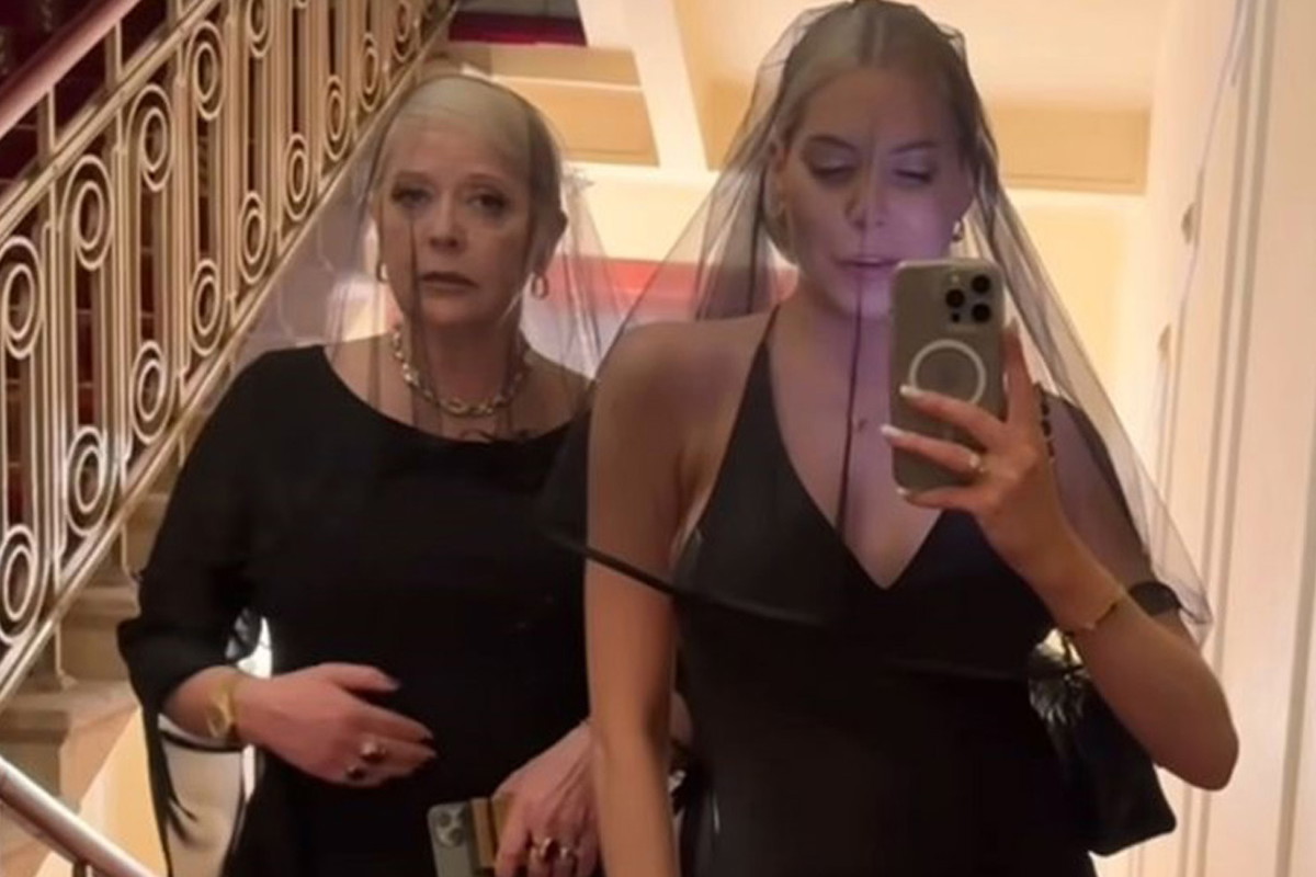 Julia von Stein z mamą w żałobnych stylizacjach