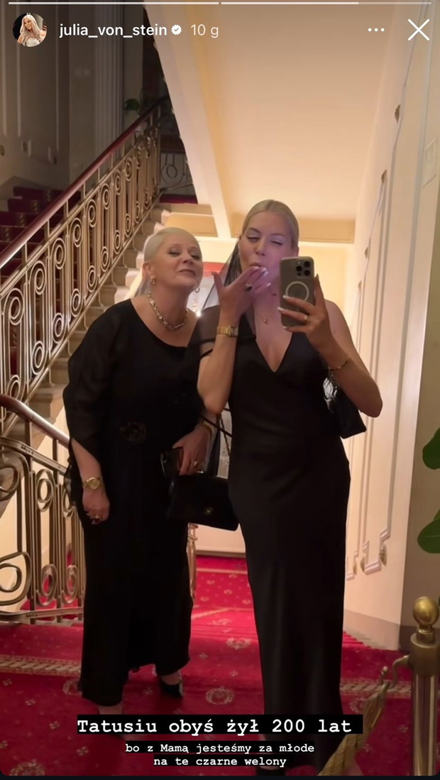 Julia von Stein z mamą w żałobnych stylizacjach
