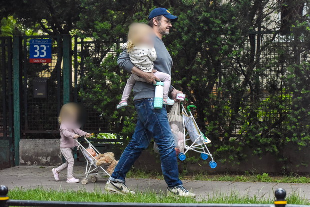 Bartłomiej Topa z córkami