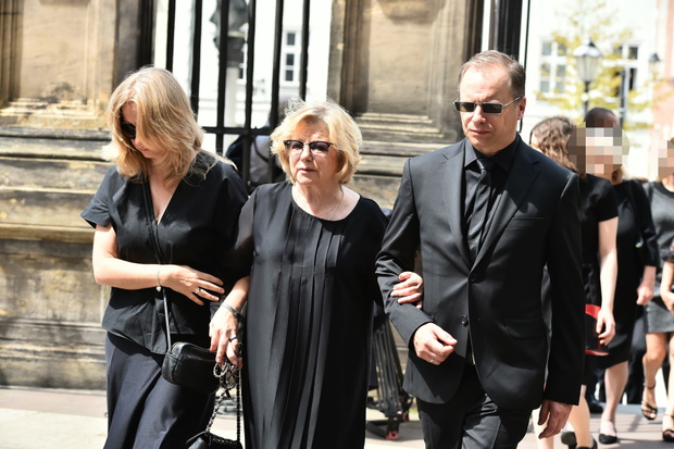 Maciej Stuhr z mamą i siostrą Marianną na pogrzebie Jerzego Stuhra