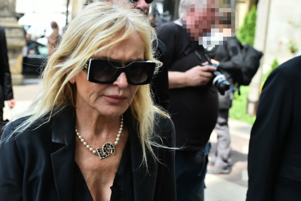 Monika Olejnik na pogrzebie Jerzego Stuhra