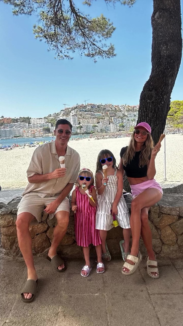 Anna i Robert Lewandowscy z córkami