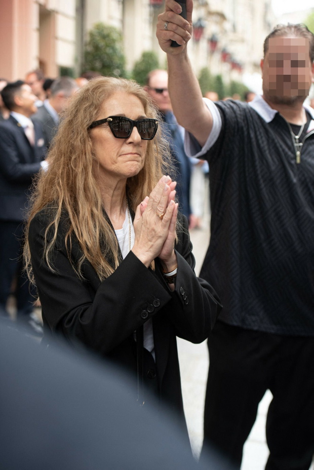 Celine Dion pod hotelem w Paryżu