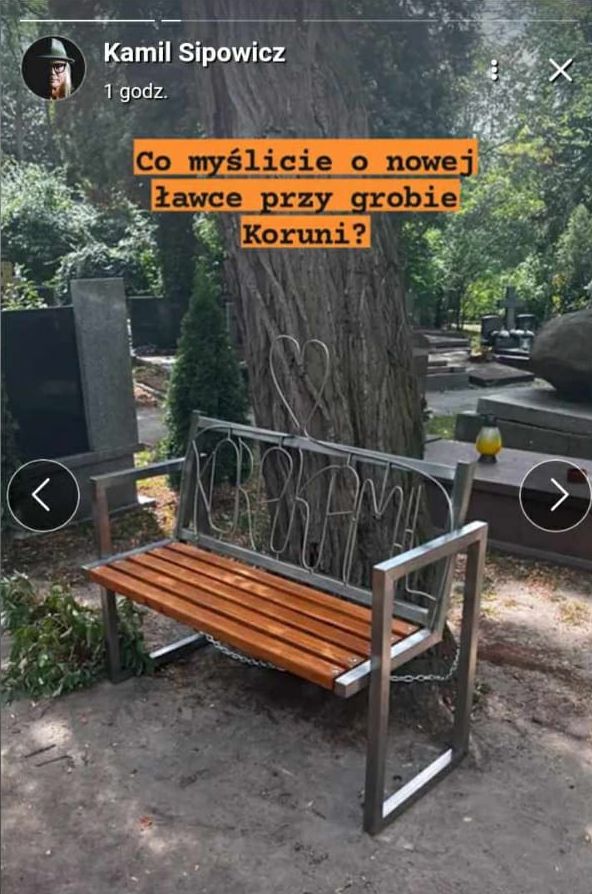 Kamil Sipowicz pokazał ławkę przy pomniku Kory