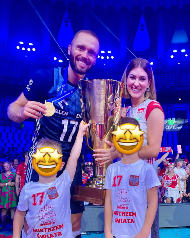 Paweł Zatorski z żoną i dziećmi