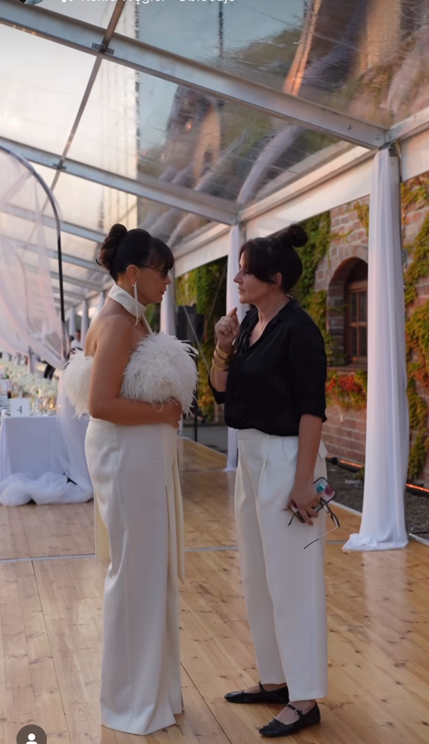 Mama Kevina Mgleja w bieli