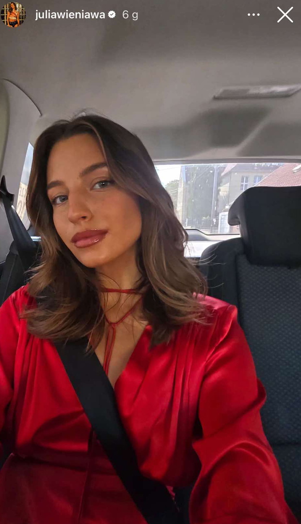 Julia Wieniawa w czerwieni na ślubie aktora