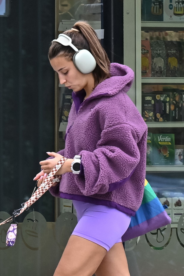 Julia Wieniawa na spacerze z psem