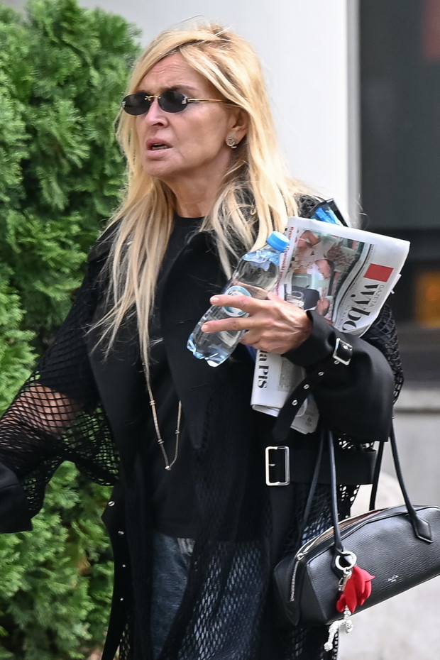 Monika Olejnik w przezroczystym płaszczu przyłapana przez paparazzi