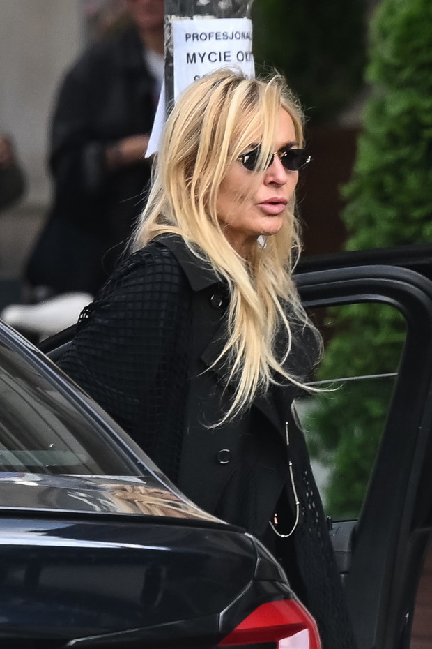 Monika Olejnik w przezroczystym płaszczu przyłapana przez paparazzi