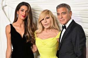 Amal Clooney, Donatella Versace i George Clooney