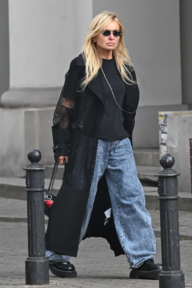 Monika Olejnik w przezroczystym płaszczu przyłapana przez paparazzi