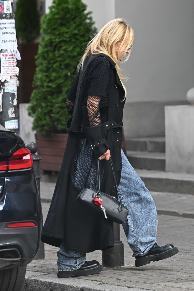 Monika Olejnik w przezroczystym płaszczu przyłapana przez paparazzi
