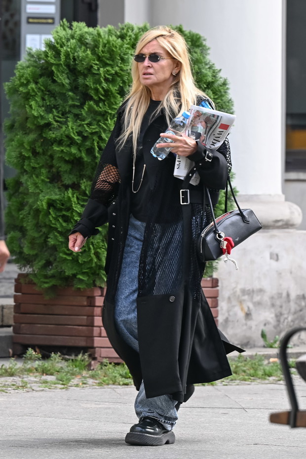 Monika Olejnik w przezroczystym płaszczu przyłapana przez paparazzi