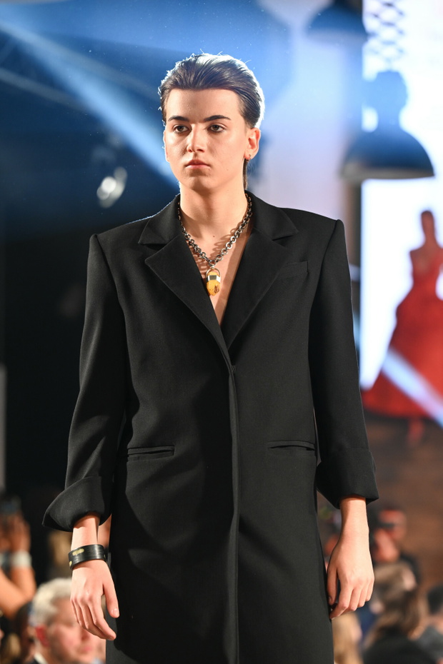 Szymon Bieniuk w roli modela na pokazie mody