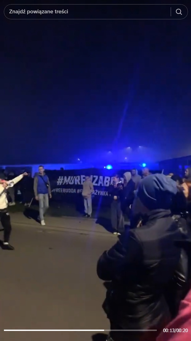 Protest pod aresztem za Buddą