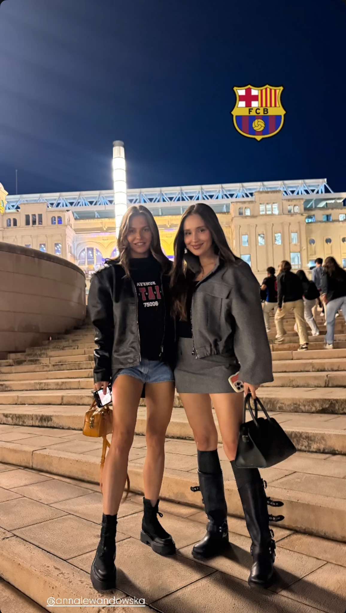 Anna Lewandowska i Marina Łuczenko w odważnych stylizacjach na meczu FC Barcelony