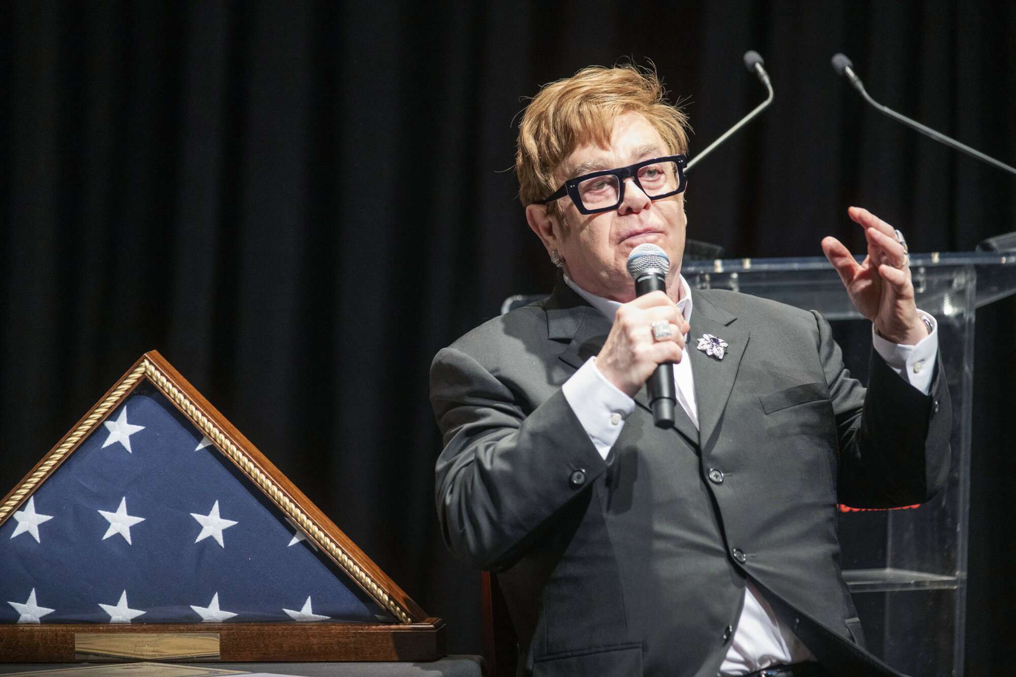 Elton John stracił wzrok na miesiące. „Nic nie widzę, nie mogę czytać”