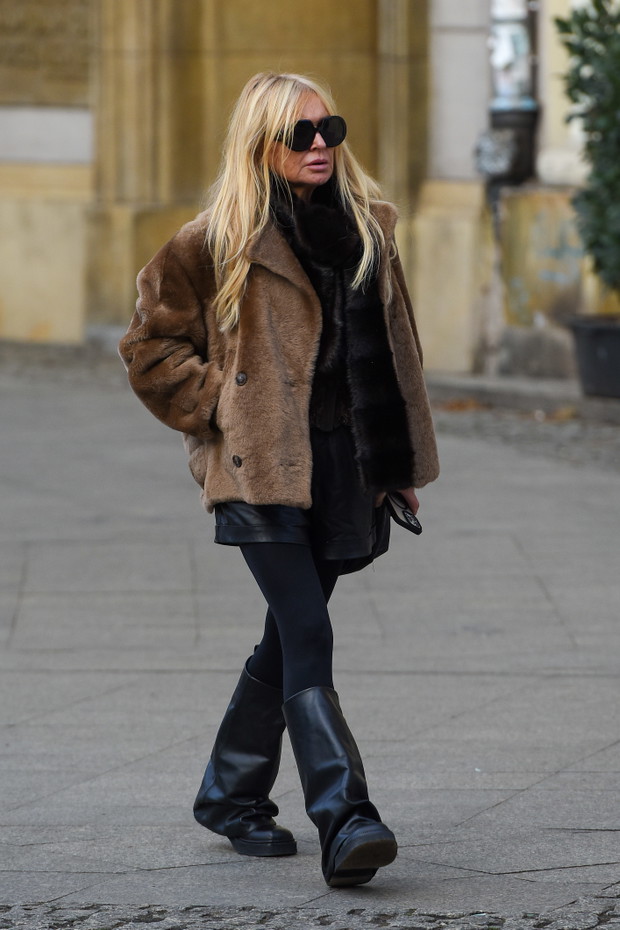 Monika Olejnik w skórzanych szortach