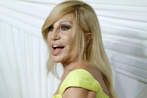 Donatella Versace zaskoczyła na imprezie. Jest nie do poznania